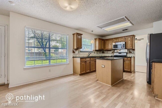 Foto del edificio - 4 br, 2 bath House - 5421 Crater Lake Driv...
