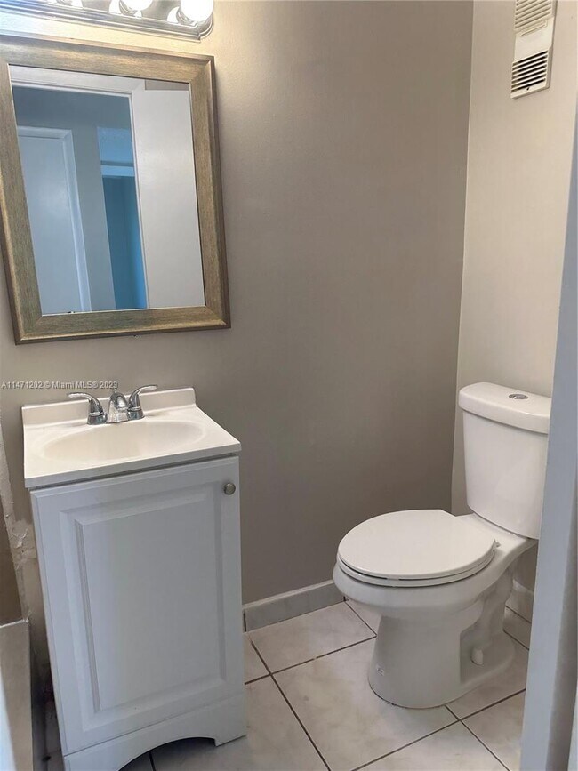 Foto del edificio - 14840 Naranja Lakes Blvd