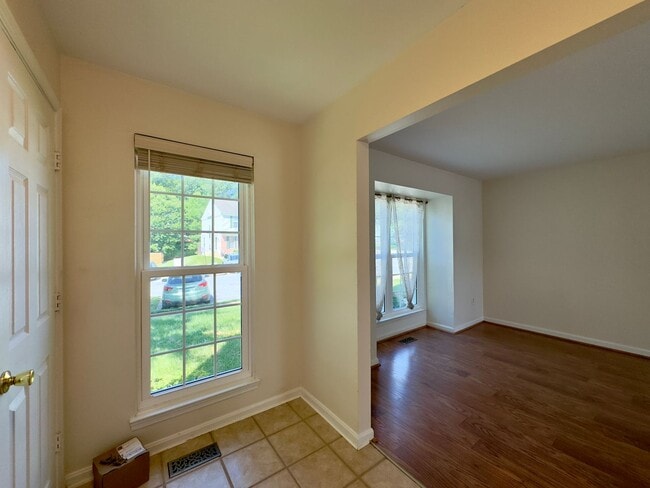 Building Photo - Charming 3 Bedroom/2.5 Bathroom Home in Ow...