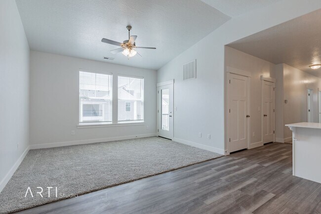 Foto del edificio - **Modern Comfort Awaits in Saratoga Spring...