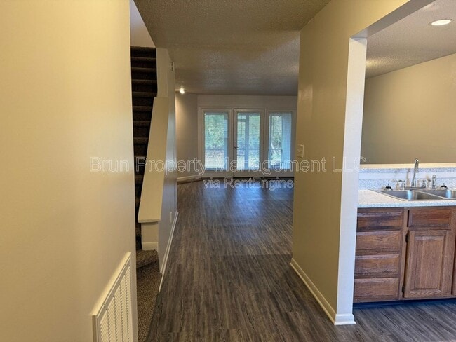 Building Photo - 10417 Victoria Dr