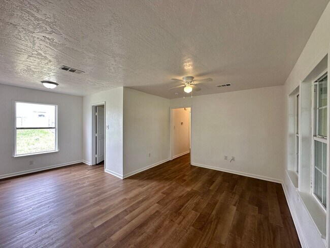 Foto del edificio - 1105 Williamson Dr