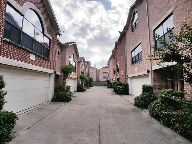 Building Photo - 2504 Brinkman St