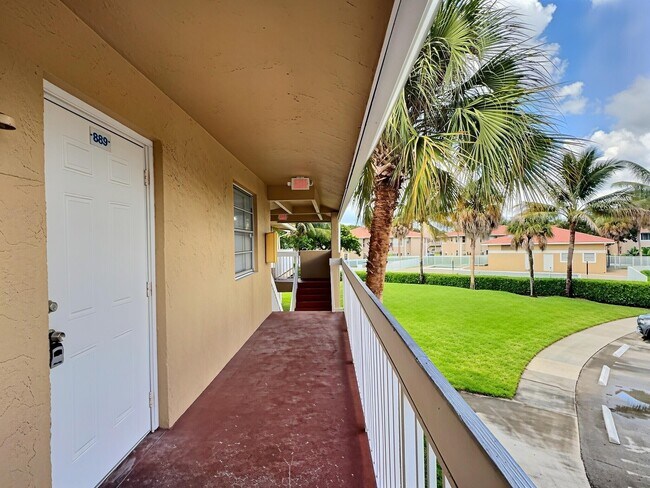 Building Photo - 889 Twin Lakes Dr