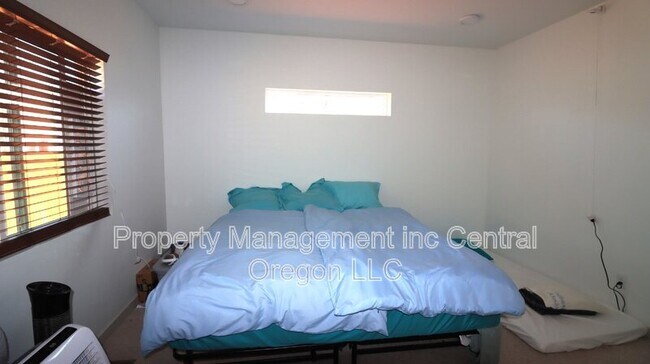 Foto del edificio - 16464 Bassett Rd