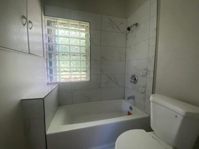 Foto del edificio - 7011 Hosmer Ave