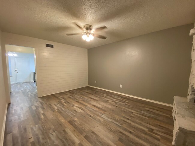 Building Photo - 2 bedroom 1.5 bath townhome