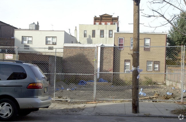 Building Photo - 604 Grand St