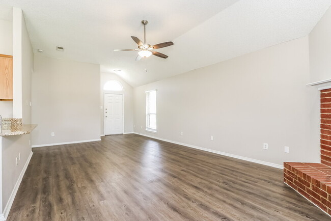 Foto del edificio - 1325 Riverview Ln