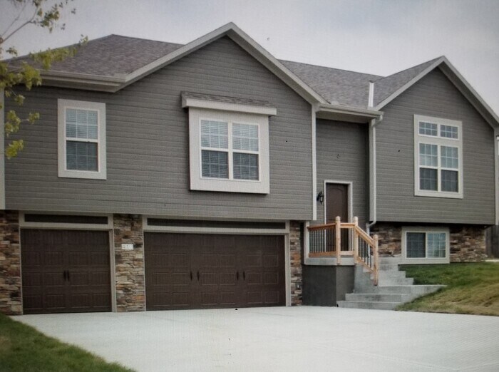 413 W Heritage Dr, Raymore, MO 64083 House Rental in Raymore, MO