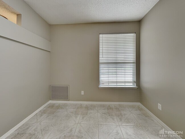 Foto del edificio - 8911 Country Bend Cir N