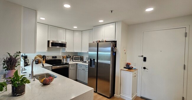 Building Photo - 1 Carriage City Plz