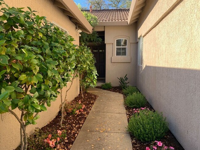 Foto del edificio - Four Bedroom Home In Fairchild Village