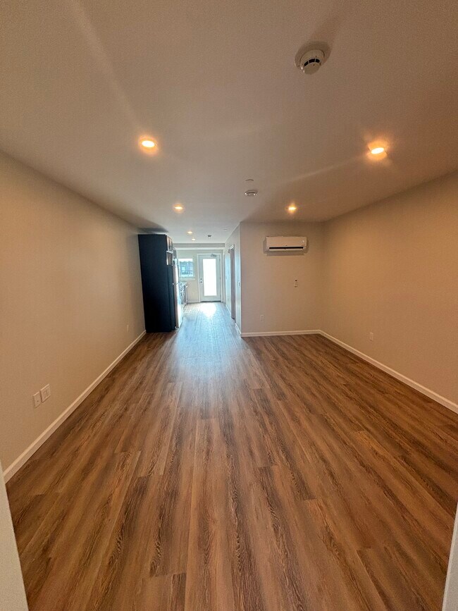 Vista de la sala de estar de 1 habitación desde la puerta del dormitorio - Sunlight Lane