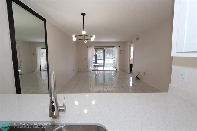 Foto del edificio - 9676 W McNab Rd