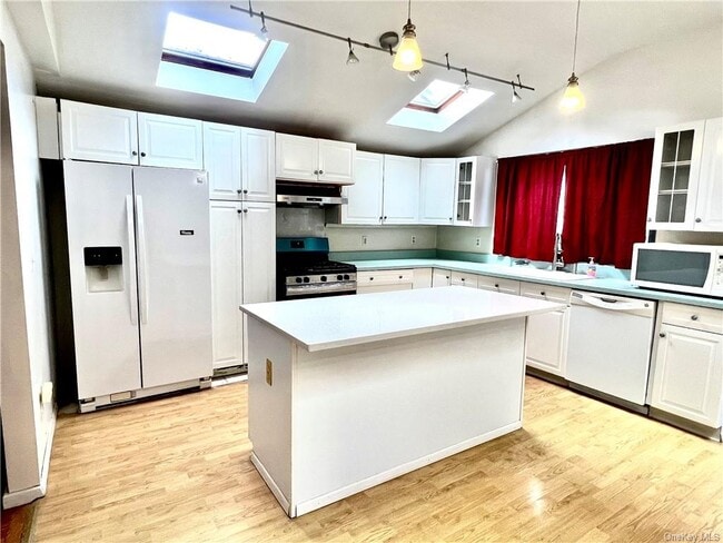 Building Photo - 226 Monhagen Ave