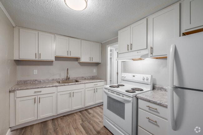 2BR, 1BA - 865SF - Kitchen - Andover Courtyard