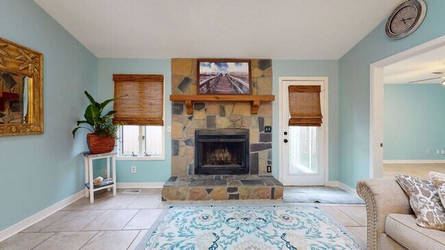Building Photo - Location! Location! Walking Distance to th...