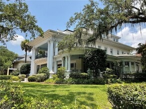 Building Photo - 920 E Victory Dr