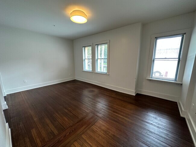 Building Photo - 1702 W 28th St