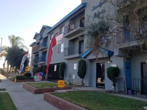 Building Photo - 760 W Redondo Beach Blvd