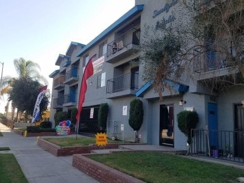 Building Photo - 760 W Redondo Beach Blvd