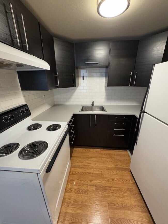 Foto del edificio - Downstairs 2 Bedroom Quadplex