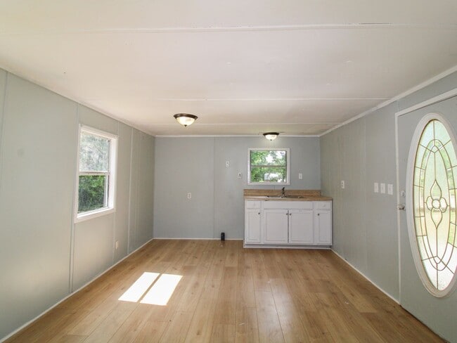 Building Photo - Move in Ready! Fayetteville, TN