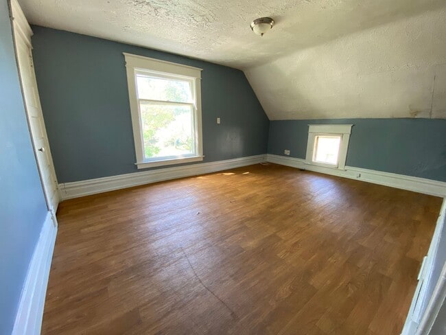 Building Photo - 817 Egleston Ave