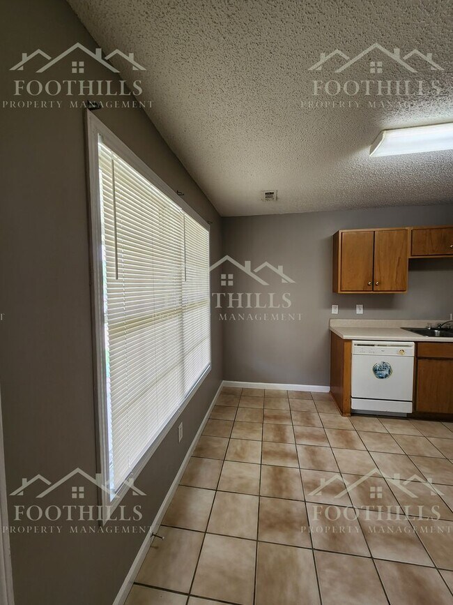 Foto del edificio - 2 Bedroom Duplex off Hwy 29 S with New Car...