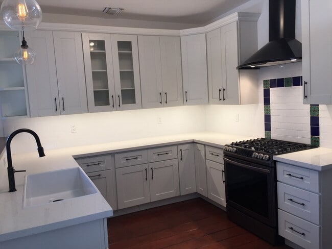 Building Photo - 5046 La Roda Ave