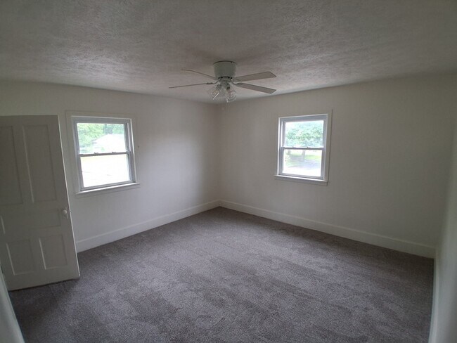 Foto del edificio - 227 W 3rd St