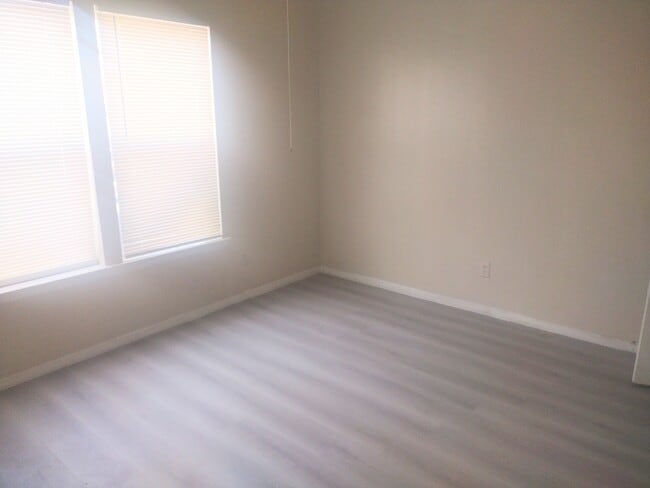 Building Photo - 508 Holiday Dr
