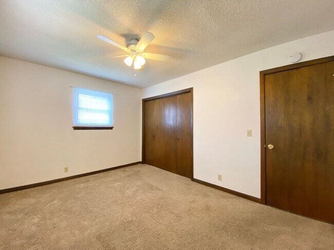 Building Photo - 3 Bed 1 Bath with Attached Garage