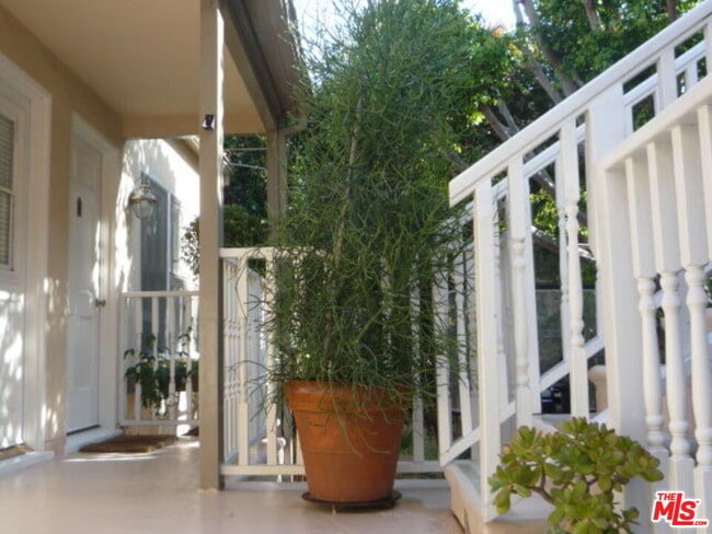 Building Photo - 304 S Reeves Dr