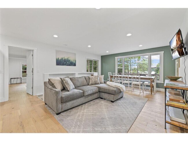 Foto del edificio - 28148 Elk Lake Rd E