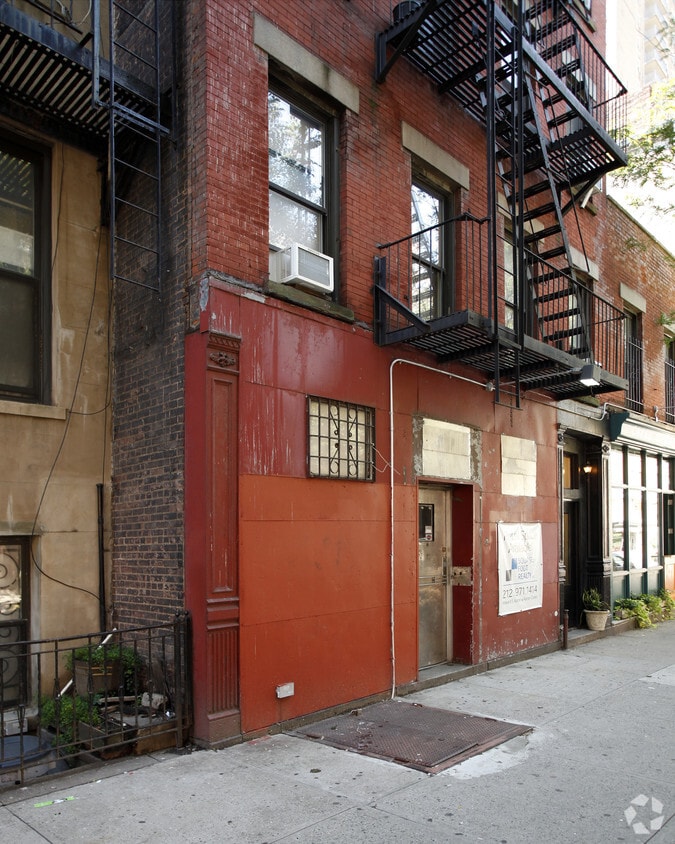 Building Photo - 464 W 51st St