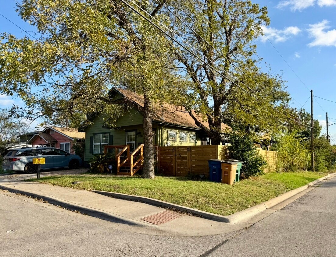 Foto principal - 2201 E 20th St