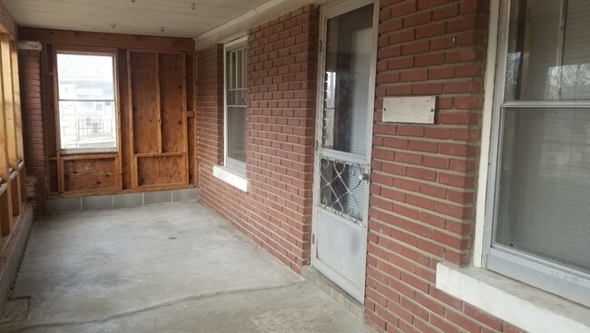 Building Photo - Quaint Wooded Jewel in Independence