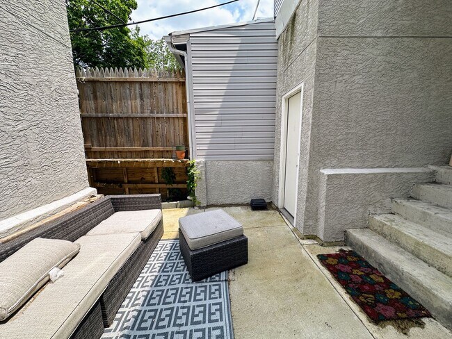 Foto del edificio - Private fenced yard! Modern, stylish & ful...