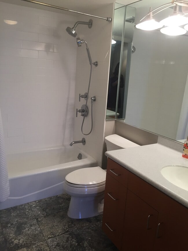 Building Photo - Beautiful 1-bedroom Nuuanu Craigside