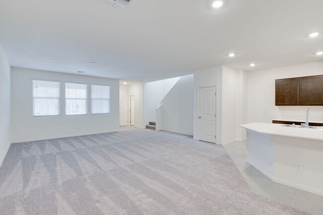 Foto del edificio - 3 BED 2.5 BATHS TOWNHOUSE IN PRIME LOCATION