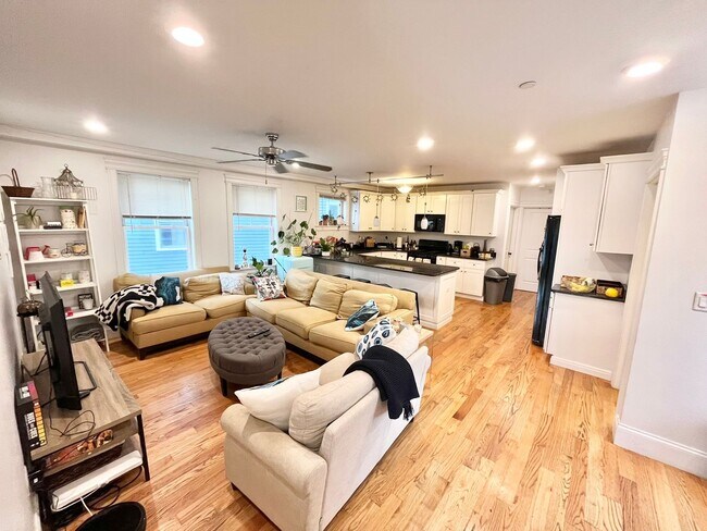 Building Photo - Gorgeous five bedroom in Allston