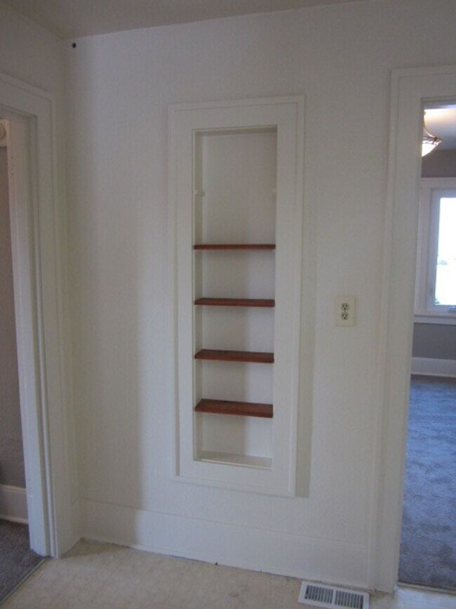 Building Photo - Cute Newley Remodeled 3 BD in Aloha!!