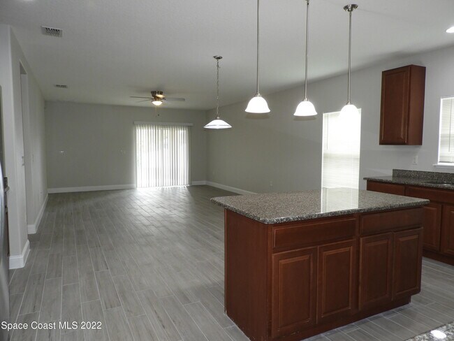 Foto del edificio - 583 Hollow Glen Dr