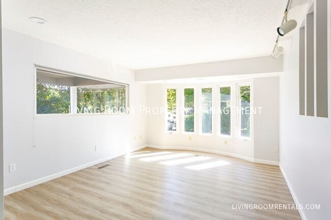 Building Photo - 9263 SW Brier Pl