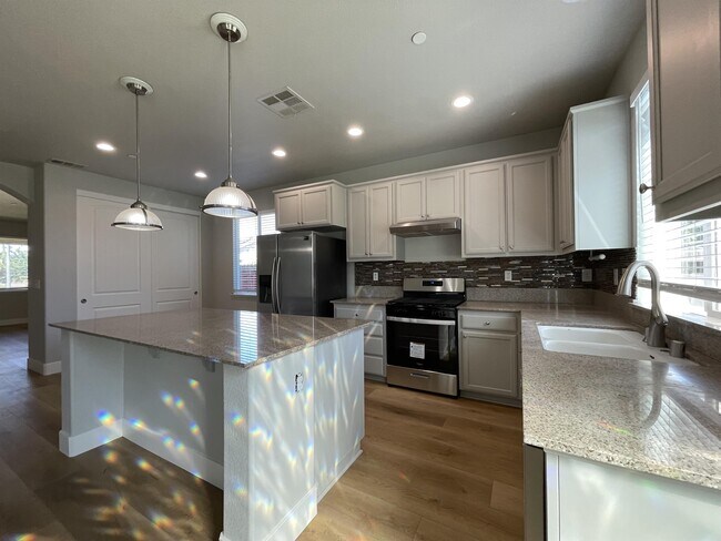 Building Photo - 3157 Rogue River Dr