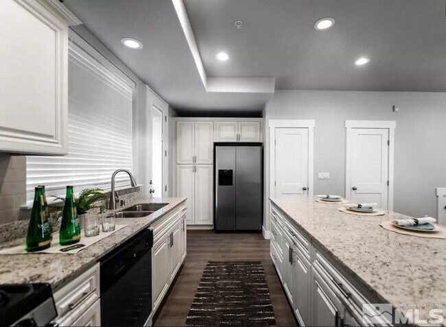 Building Photo - 710 Bluffs Ct