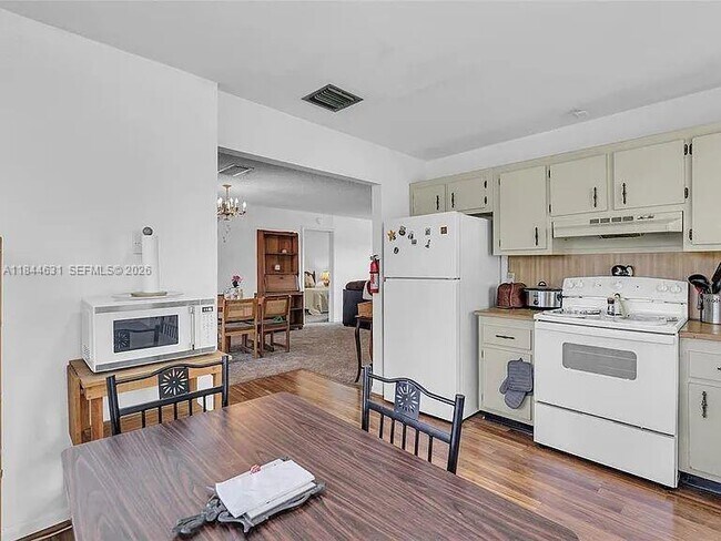 Foto del edificio - 2225 Monroe St