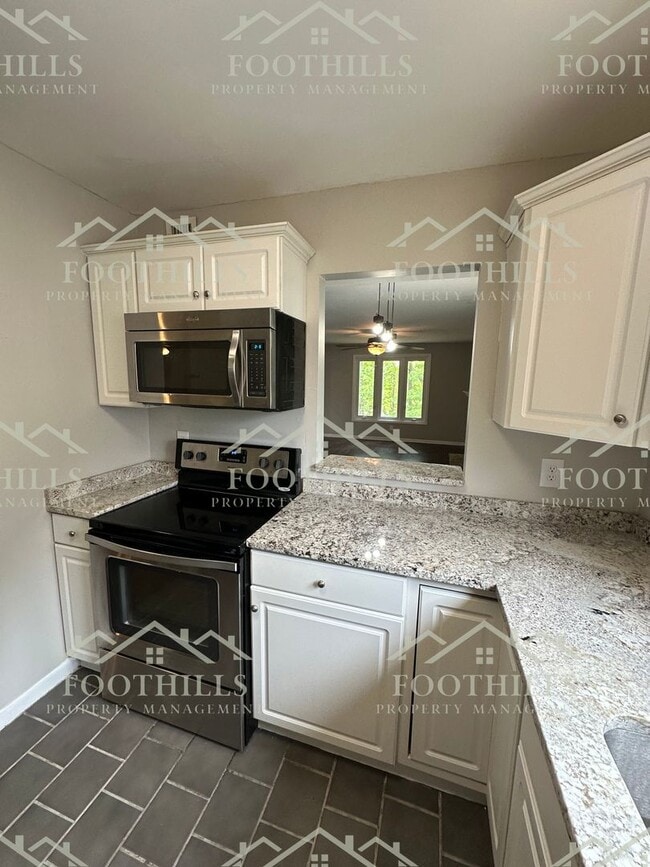Building Photo - Lovely upper-level condominium features 2 ...